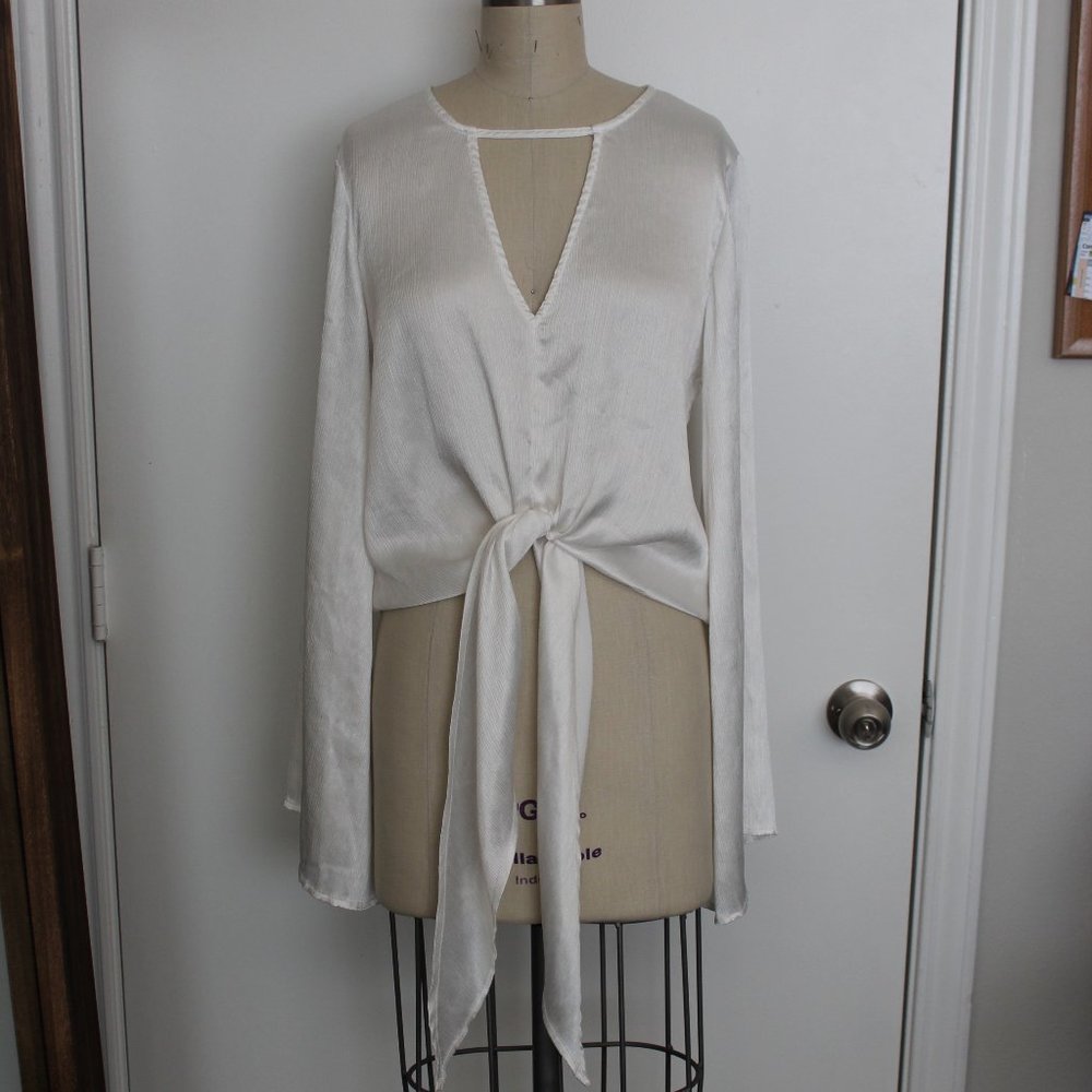RESET BY JANE WHITE BLOUSE WITH KEYHOLE & FLARED SLEEVES SIZE SMALL